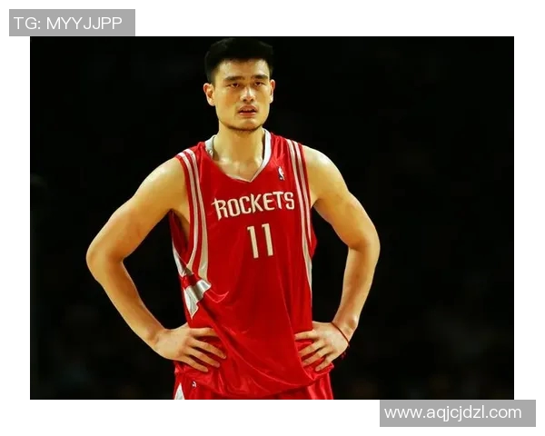 姚明高挑身姿完美演绎站立扣篮技艺展现篮球之美与力量的结合 姚明高挑身姿完美演绎站立扣篮技艺展现篮球之美与力量的结合